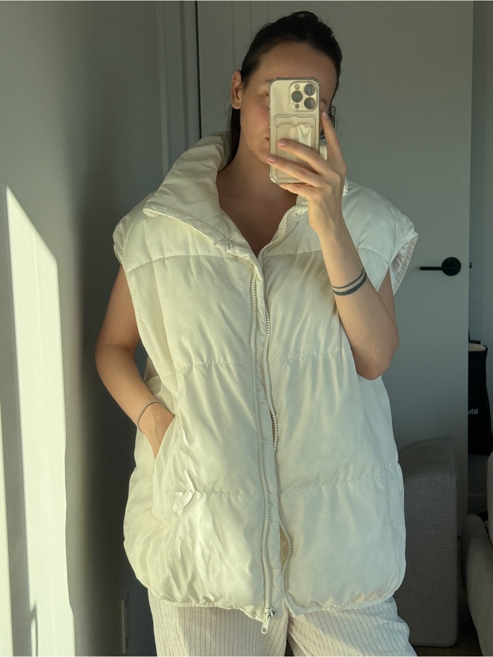 H&M White Quilted Puffer Vest - Sleek Sleeveless Zip